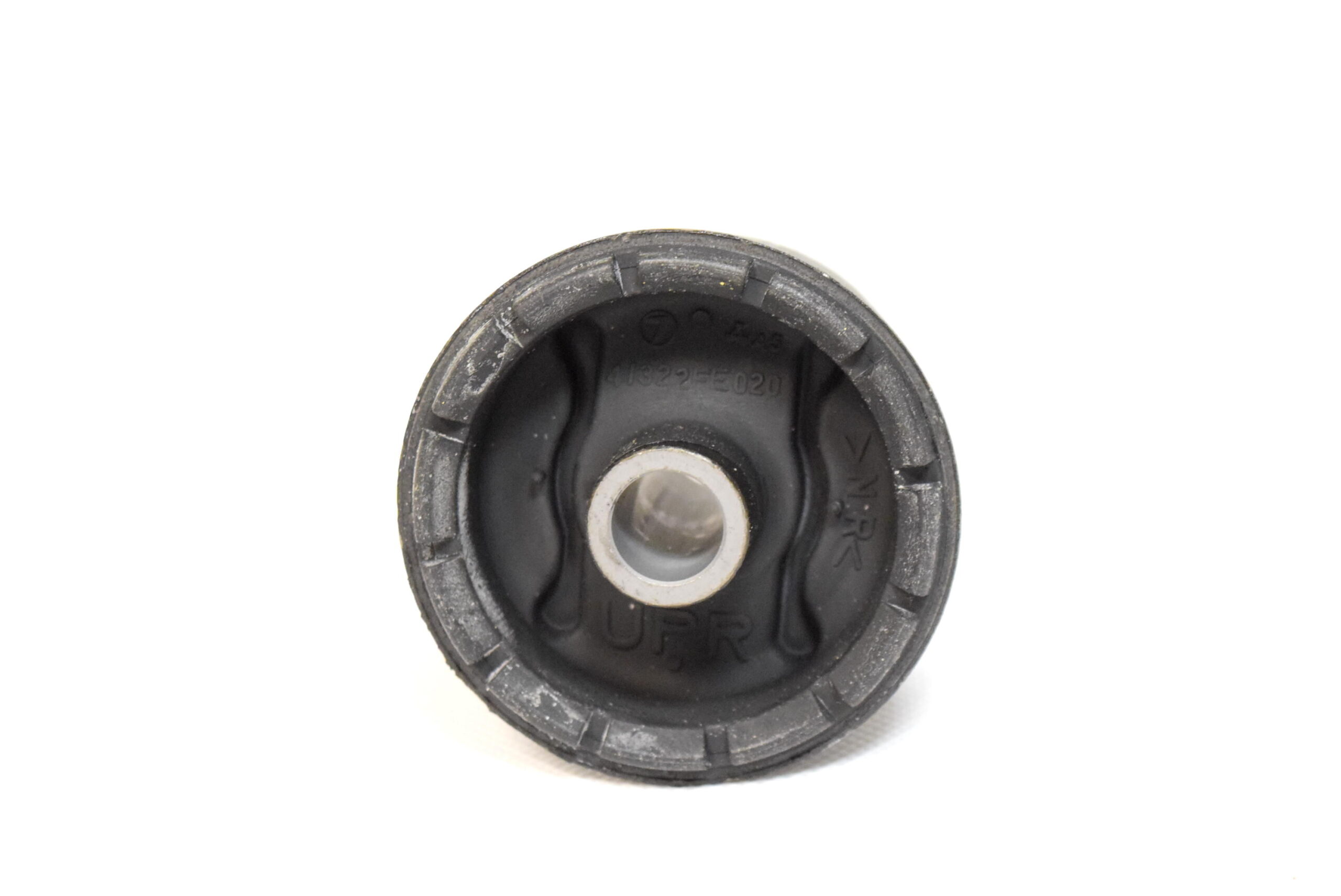 Tuleja mocowania tylnego dyferencjału OEM Subaru Impreza 03-07 prawa - obrazek 2